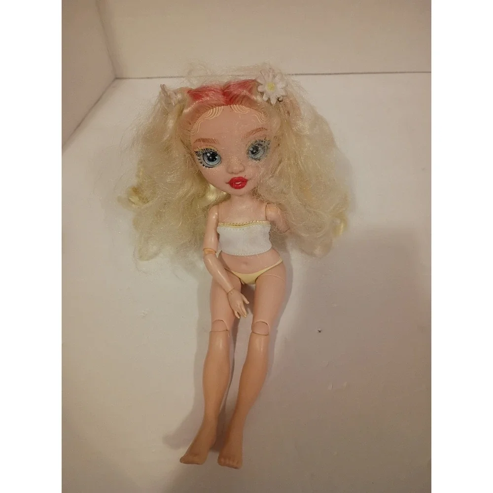 Rainbow High Delilah Fields Series‎ 4 Blonde Fashion Doll with Daisy Accessories